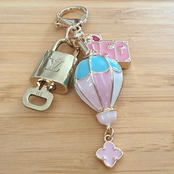 Louis Vuitton Lock & Key #311 with Hot Air Balloon & Suitcase Charms Keychain - Picture 1 of 6